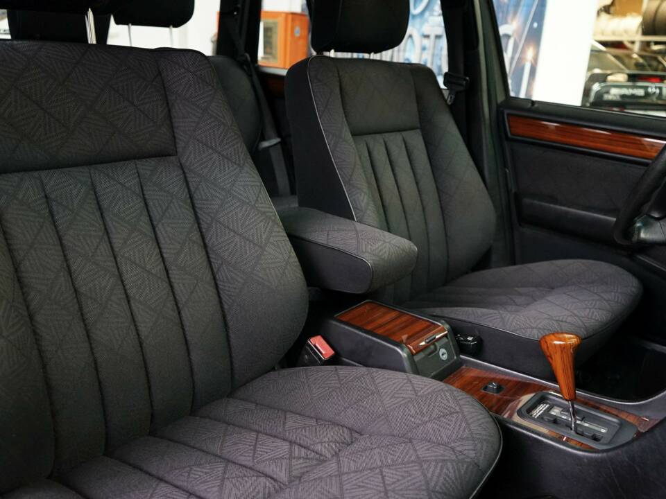 Image 16/36 de Mercedes-Benz E 220 T (1993)