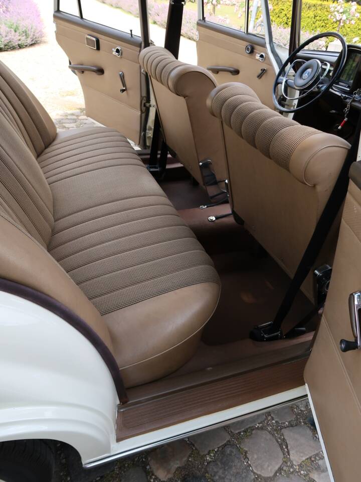 Image 13/32 of Mercedes-Benz 200 D (1966)