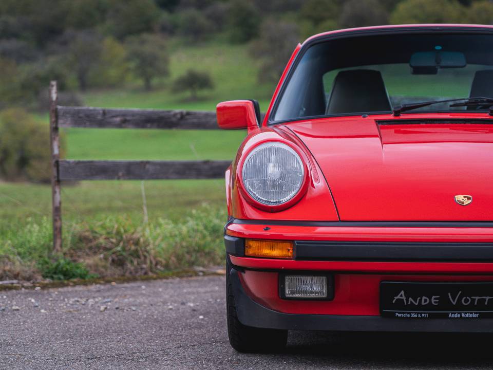 Immagine 6/34 di Porsche 911 Carrera 3.2 (1986)