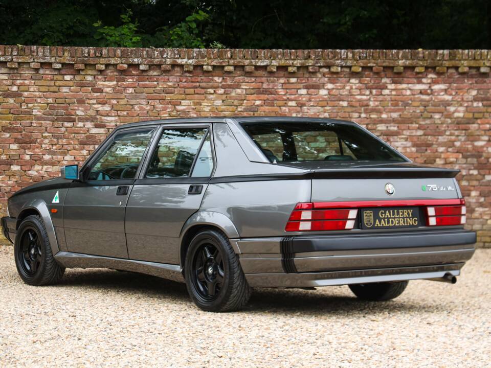 Image 40/50 of Alfa Romeo 75 3.0 V6 QV (1988)