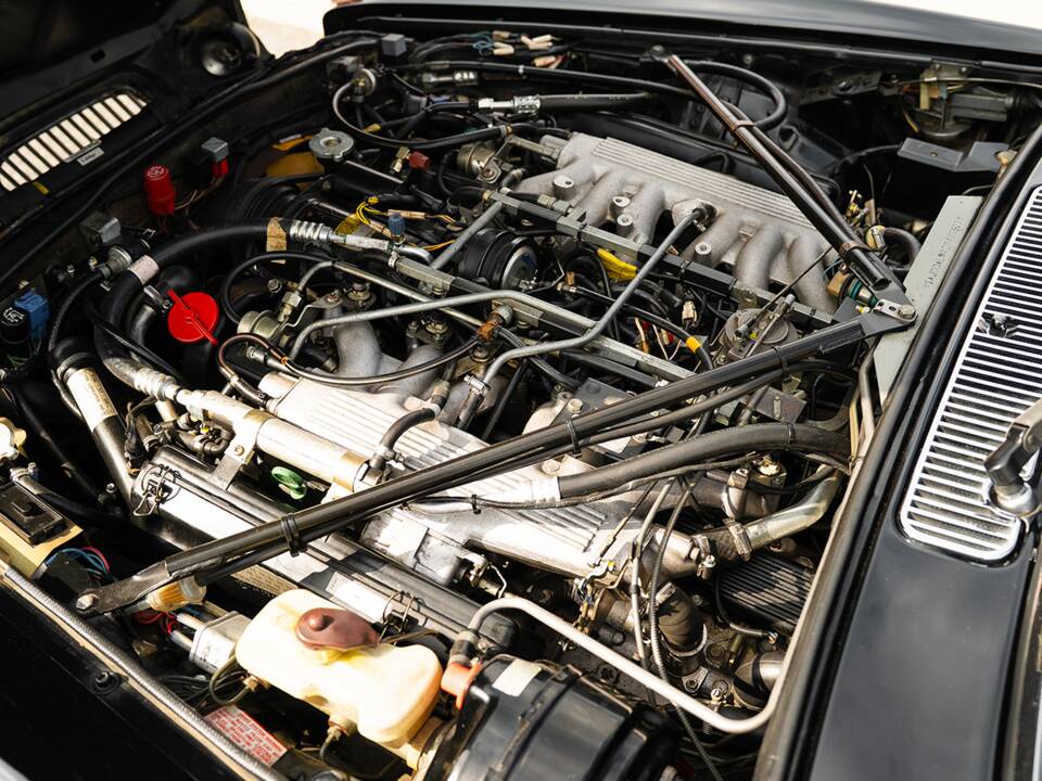 Image 36/37 of Daimler Double Six (1992)