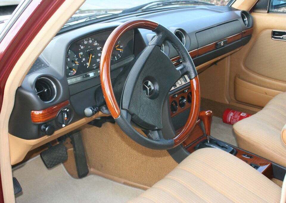 Image 8/8 of Mercedes-Benz 230 E (1983)