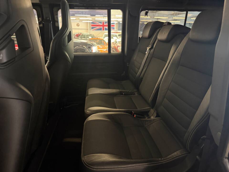 Bild 9/11 von Land Rover Defender 110 Crew Cab SE (2009)
