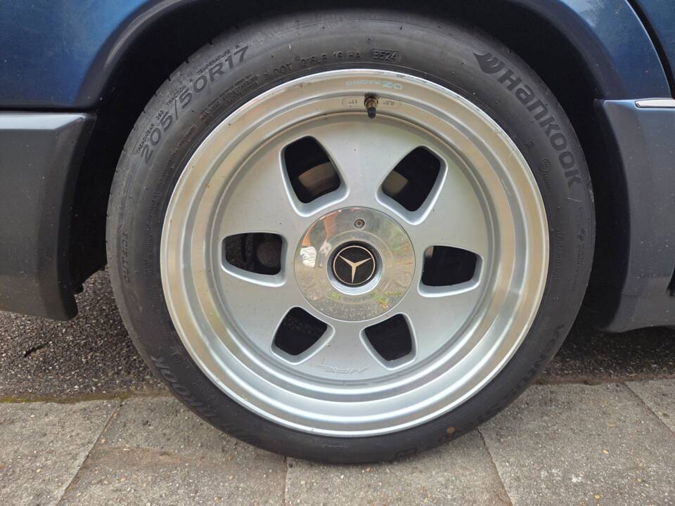 Afbeelding 26/54 van Mercedes-Benz 200 E (1992)
