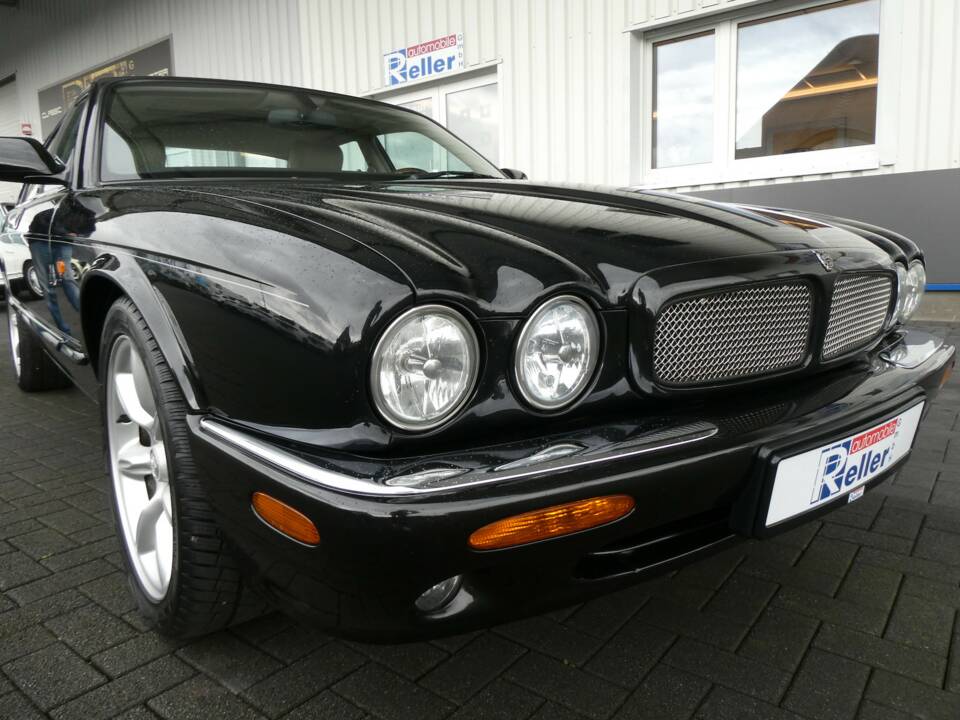Image 18/21 of Jaguar XJR 4.0 (2001)
