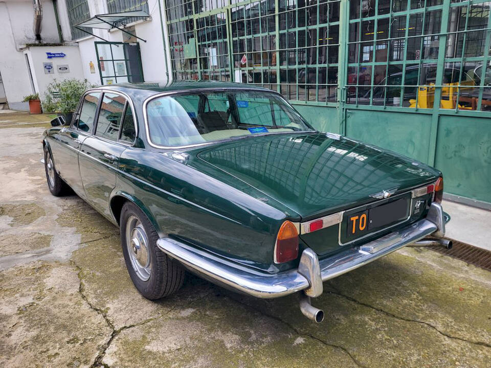 Image 11/38 of Jaguar XJ 6 4.2 (1970)