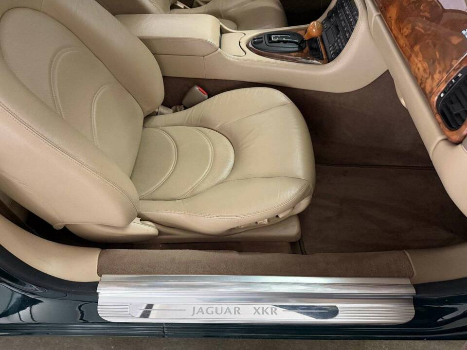 Image 16/26 of Jaguar XKR (2000)