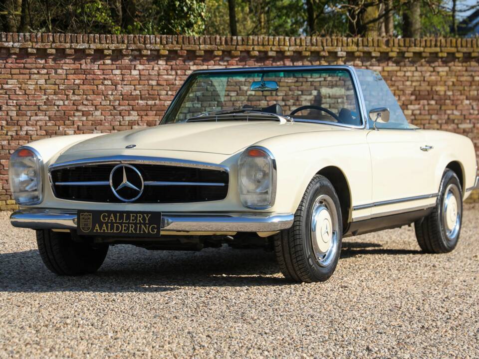 Image 25/50 of Mercedes-Benz 250 SL (1967)