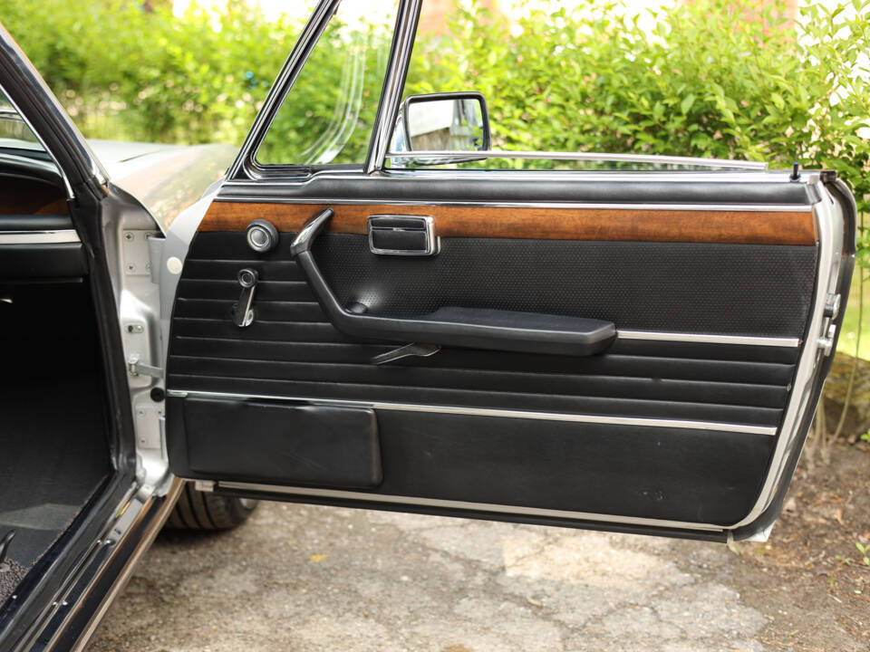 Image 13/95 of BMW 3.0 CSi (1975)
