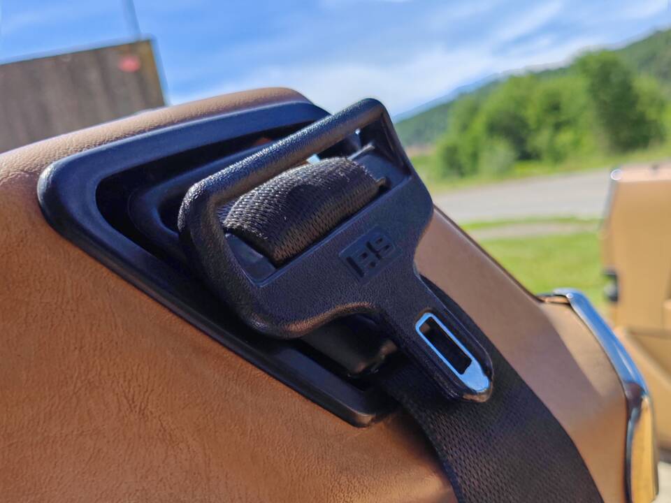 Image 34/42 of Mercedes-Benz 300 CE (1988)