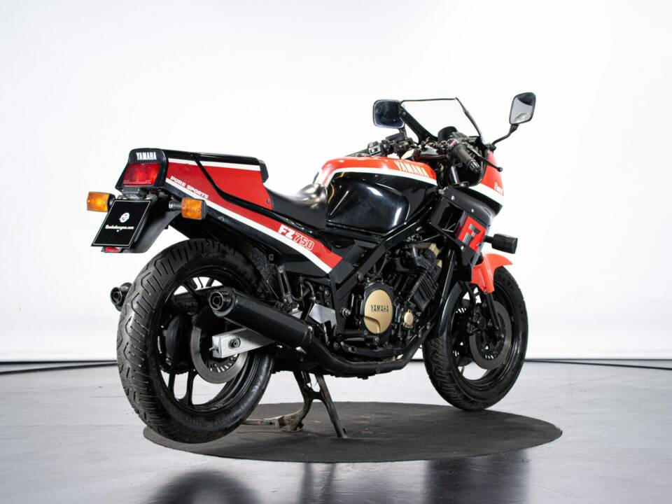 Image 4/50 of Yamaha FZ 750 (1986)