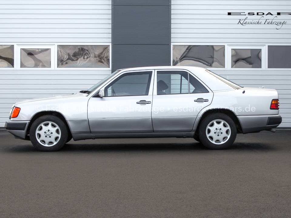 Image 4/33 de Mercedes-Benz 260 E (1991)