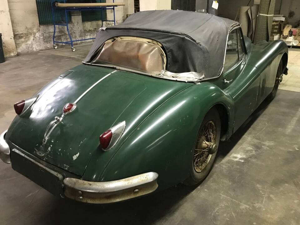 Image 2/26 of Jaguar XK 140 FHC (1957)