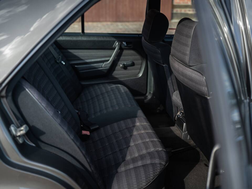 Immagine 39/73 di Mercedes-Benz 190 D 2.5 (1990)