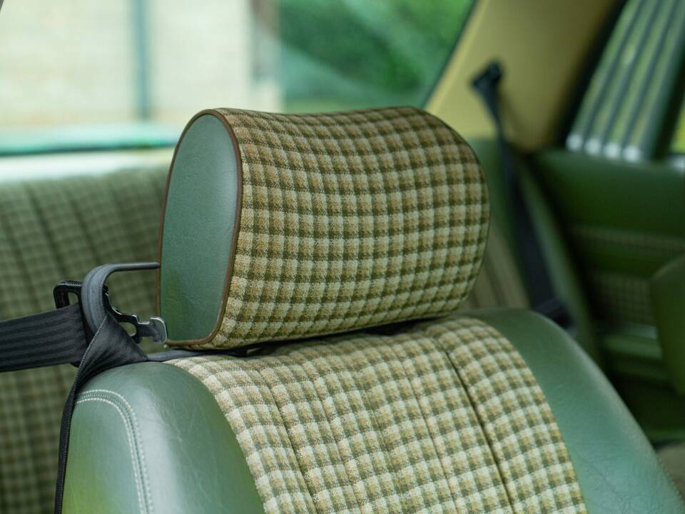 Image 34/50 of Mercedes-Benz 500 SLC (1984)