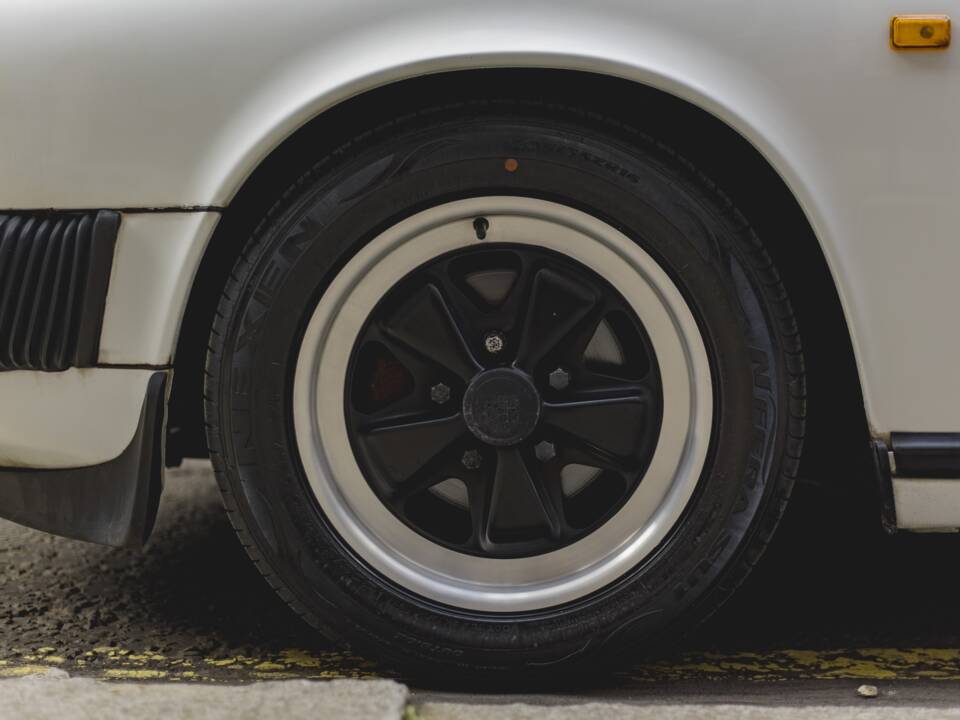 Image 11/33 of Porsche 911 Carrera 3.2 (1988)