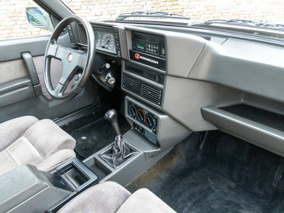 Afbeelding 50/50 van Alfa Romeo 75 2.0 Twin Spark (1988)