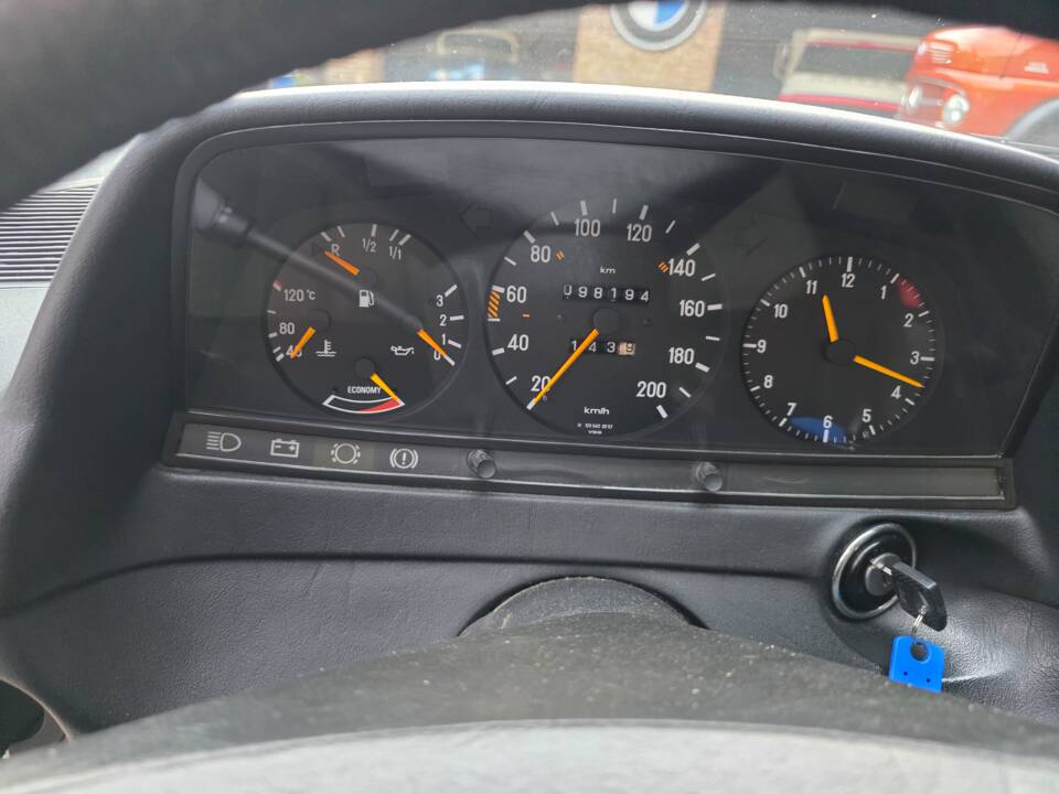 Image 56/73 of Mercedes-Benz 230 E (1985)