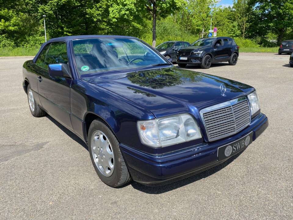 Image 9/31 of Mercedes-Benz E 220 (1994)