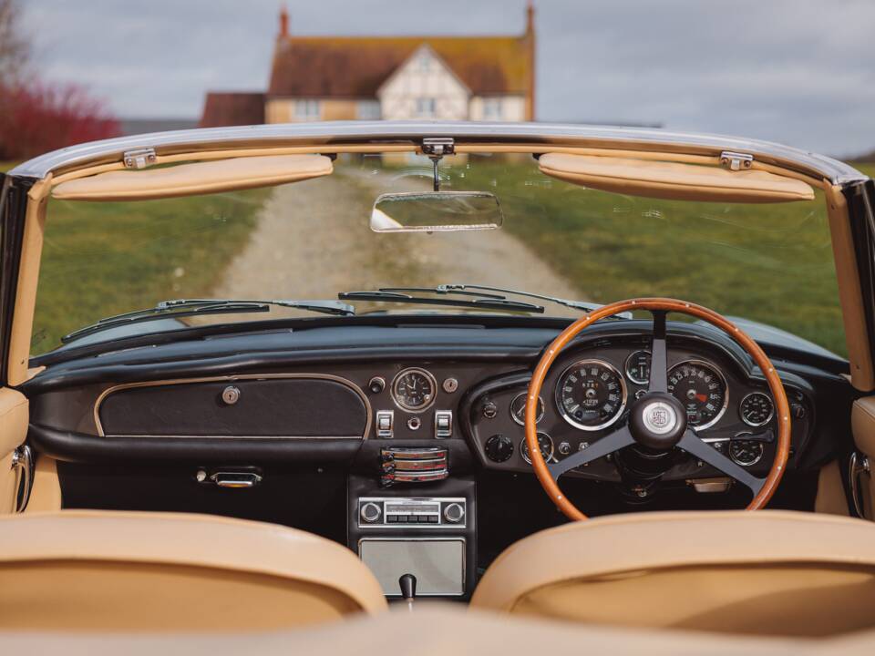 Image 69/99 of Aston Martin DB 6 Volante (1968)