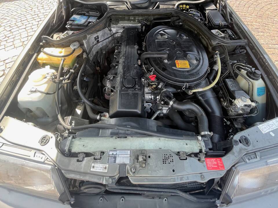 Immagine 9/16 di Mercedes-Benz 300 CE (1989)