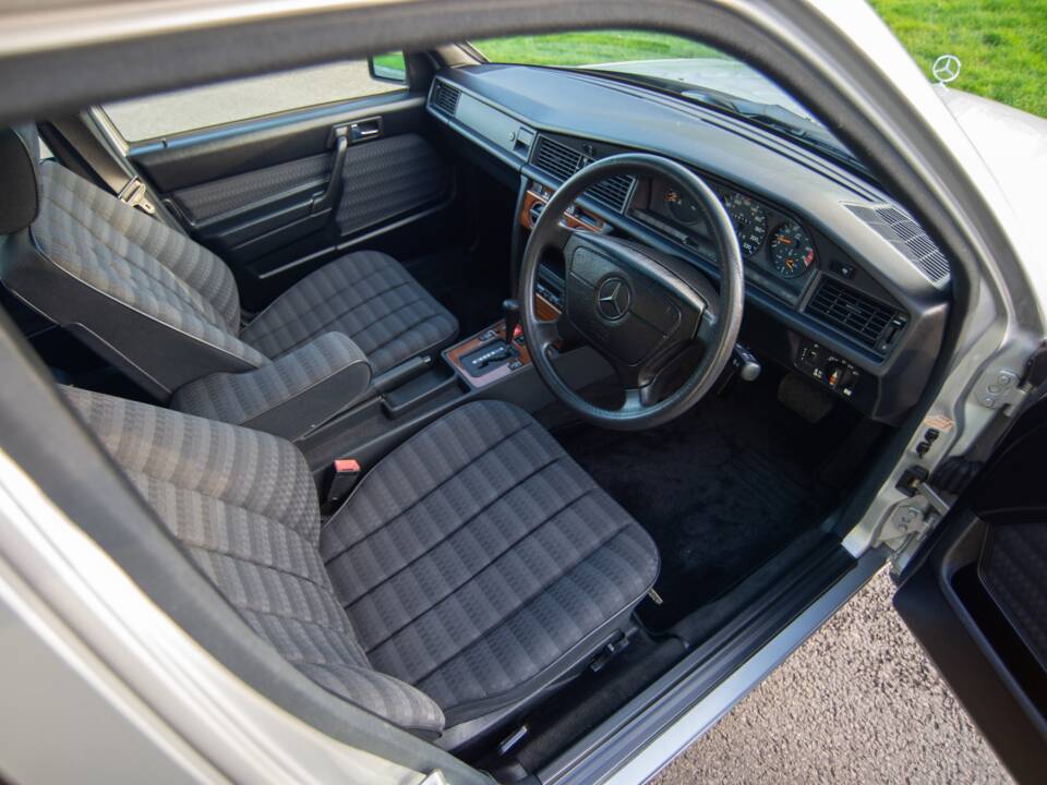 Bild 9/29 von Mercedes-Benz 190 E 2.0 (1992)