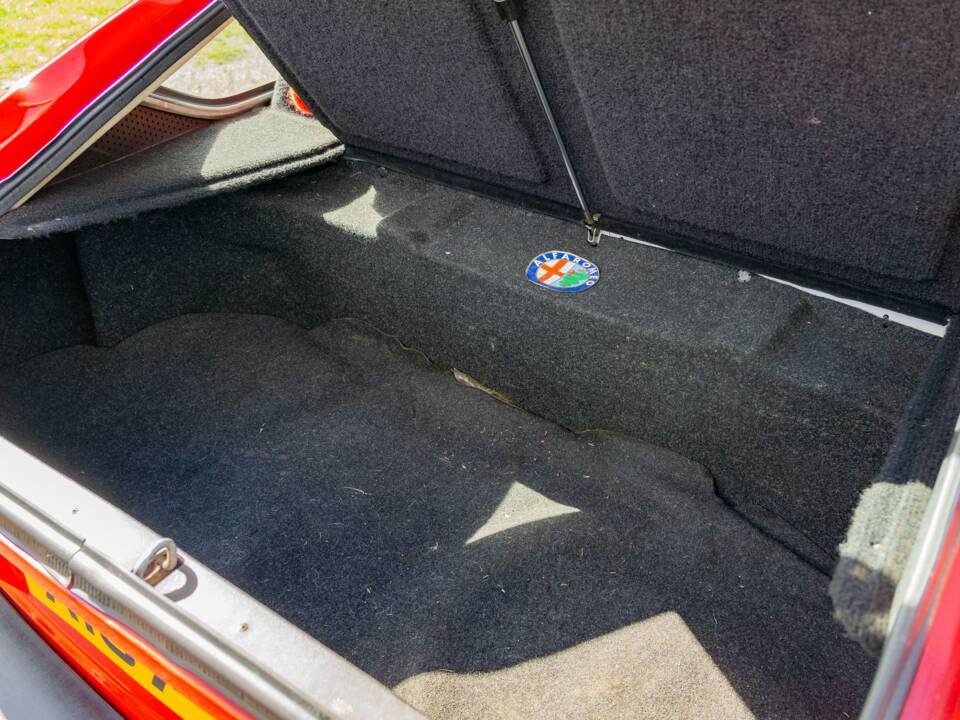 Image 11/25 of Alfa Romeo GTV 6 2.5 (1984)