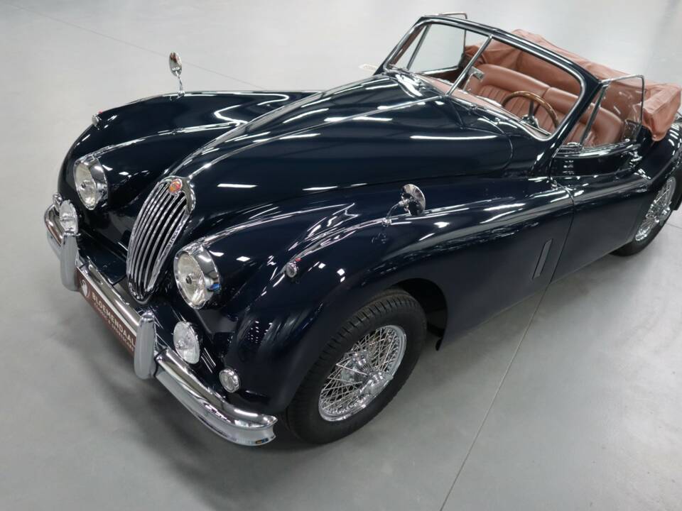 Immagine 6/43 di Jaguar XK 140 DHC (1957)