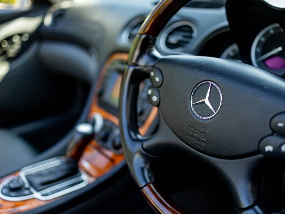 Image 23/50 de Mercedes-Benz SL 500 (2003)