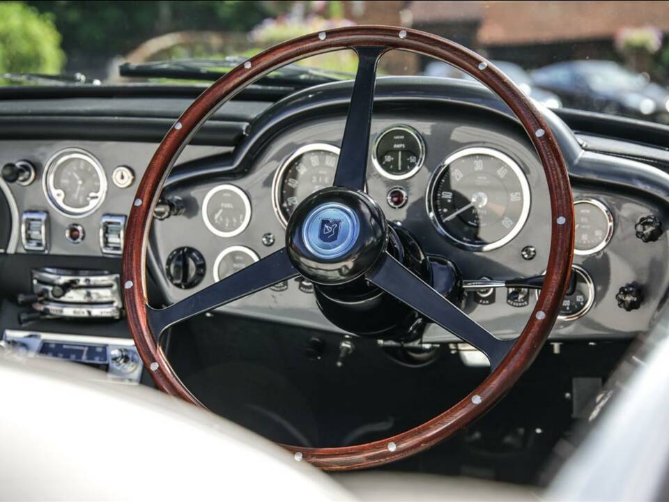 Immagine 20/24 di Aston Martin DB 6 Volante (1967)