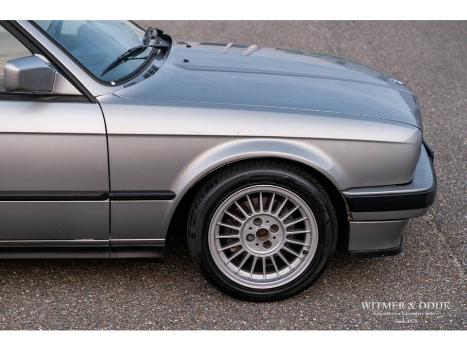 Image 29/50 de BMW 320i Touring (1989)