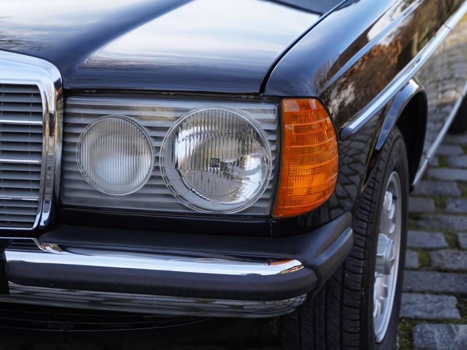 Bild 18/24 von Mercedes-Benz 200 D (1981)