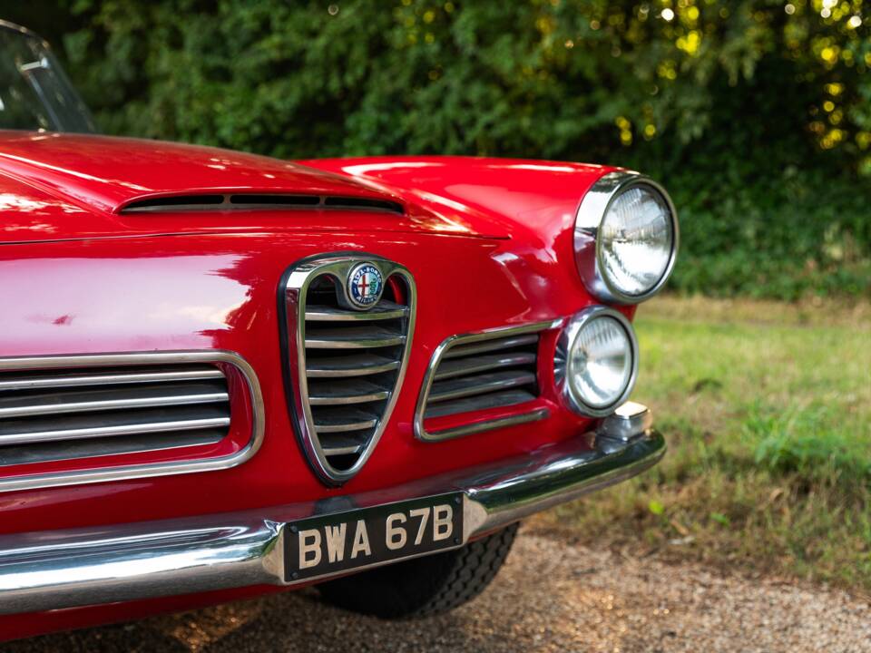 Image 25/26 of Alfa Romeo 2600 Spider (1964)