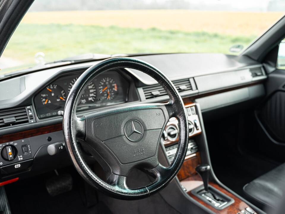 Bild 26/61 von Mercedes-Benz 500 E (1992)