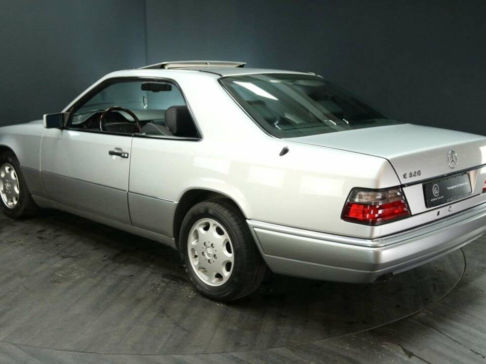 Image 4/30 of Mercedes-Benz E 320 (1994)