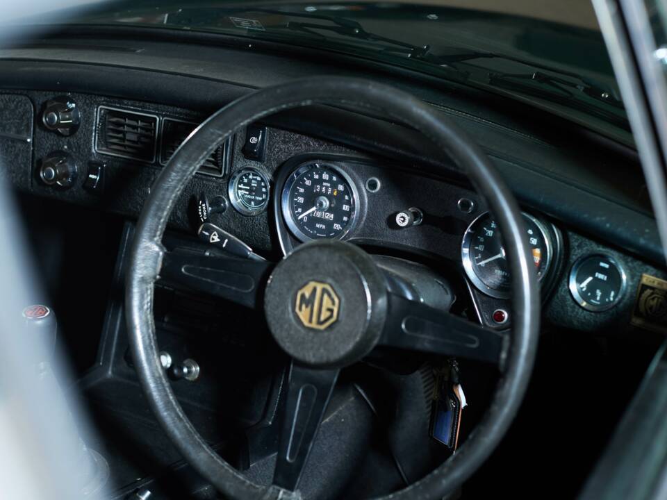 Bild 24/38 von MG MGB GT (1975)