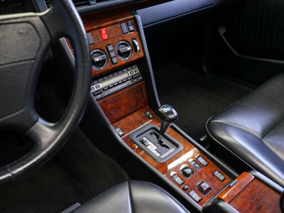 Afbeelding 34/50 van Mercedes-Benz 300 CE-24 (1993)