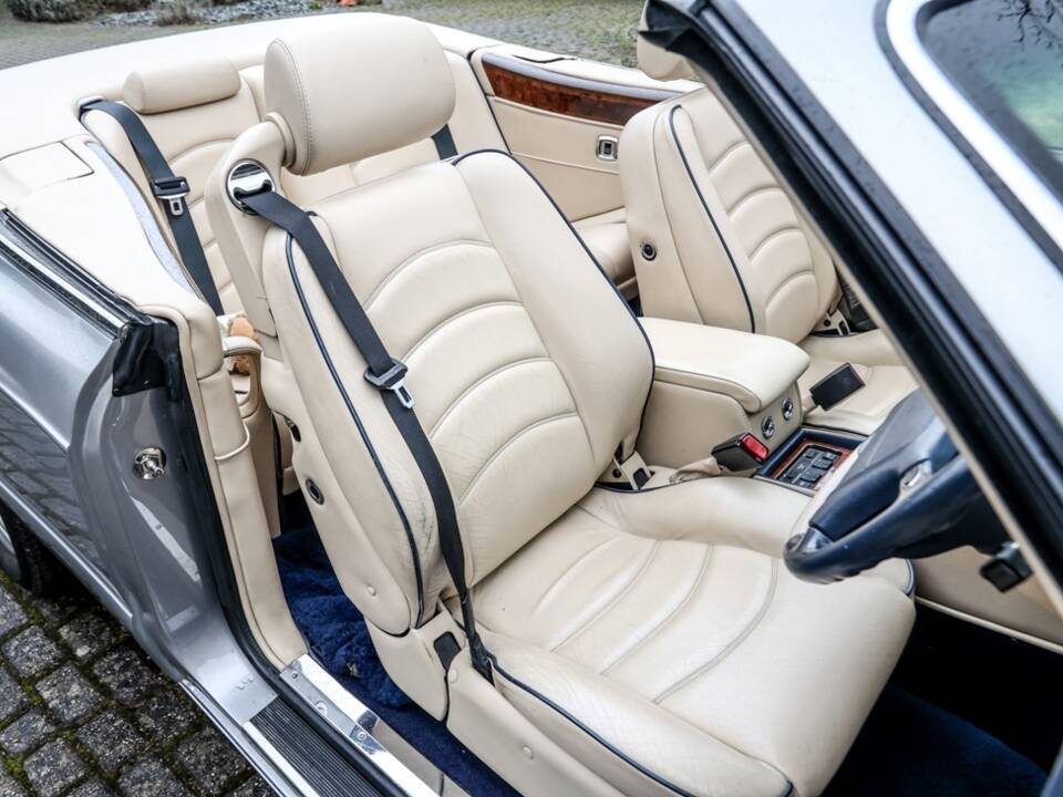 Image 18/23 of Bentley Azure (2001)