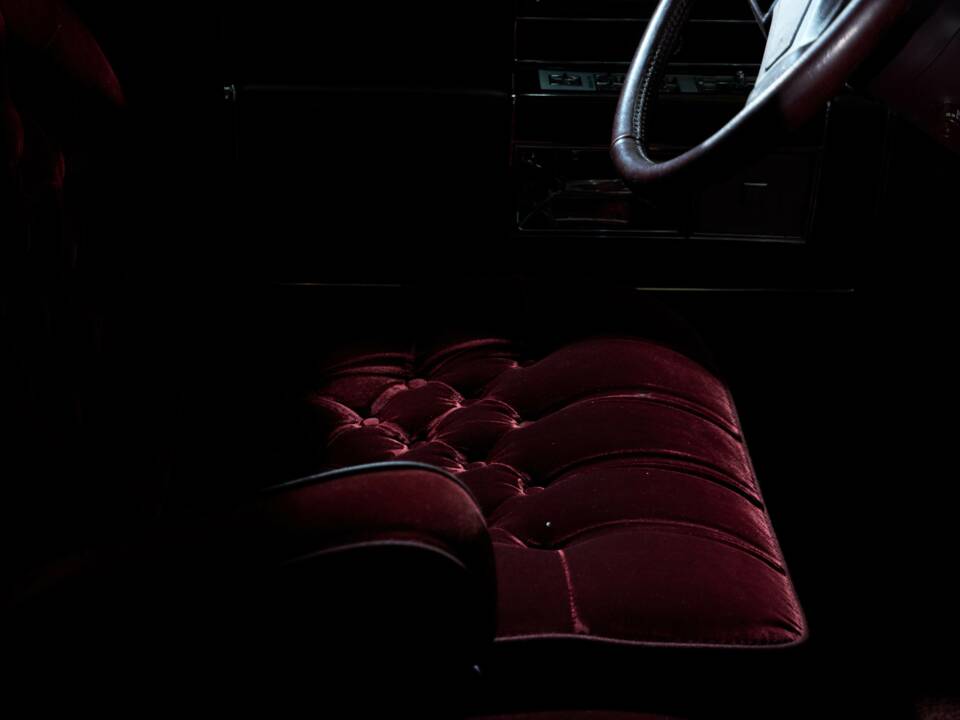Image 53/58 of Cadillac Brougham Elegance (1988)
