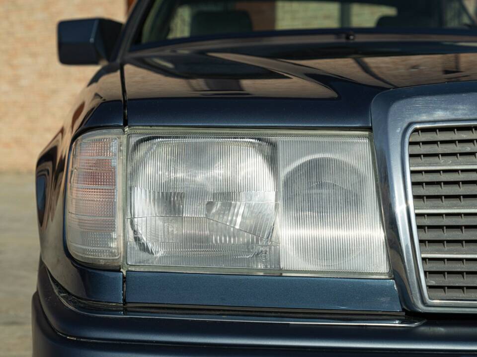 Afbeelding 12/50 van Mercedes-Benz 200 CE (1992)