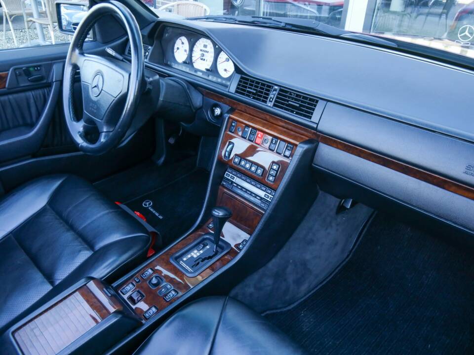 Immagine 46/50 di Mercedes-Benz 300 CE-24 3.4 AMG (1993)