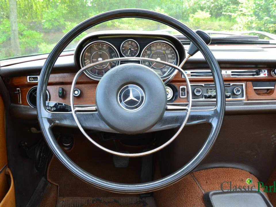 Image 33/49 of Mercedes-Benz 280 SE 3,5 (1972)