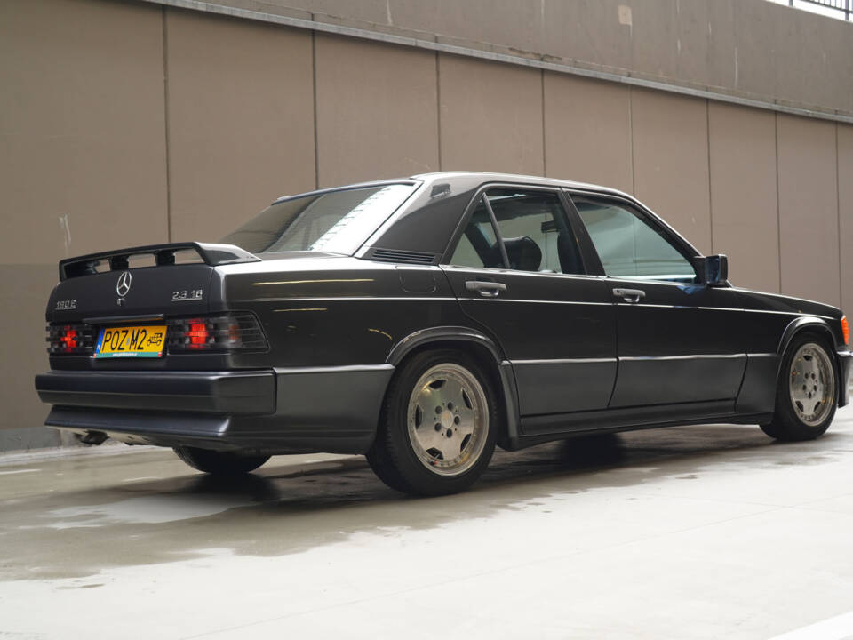 Image 10/83 of Mercedes-Benz 190 E 2.3-16 (1984)