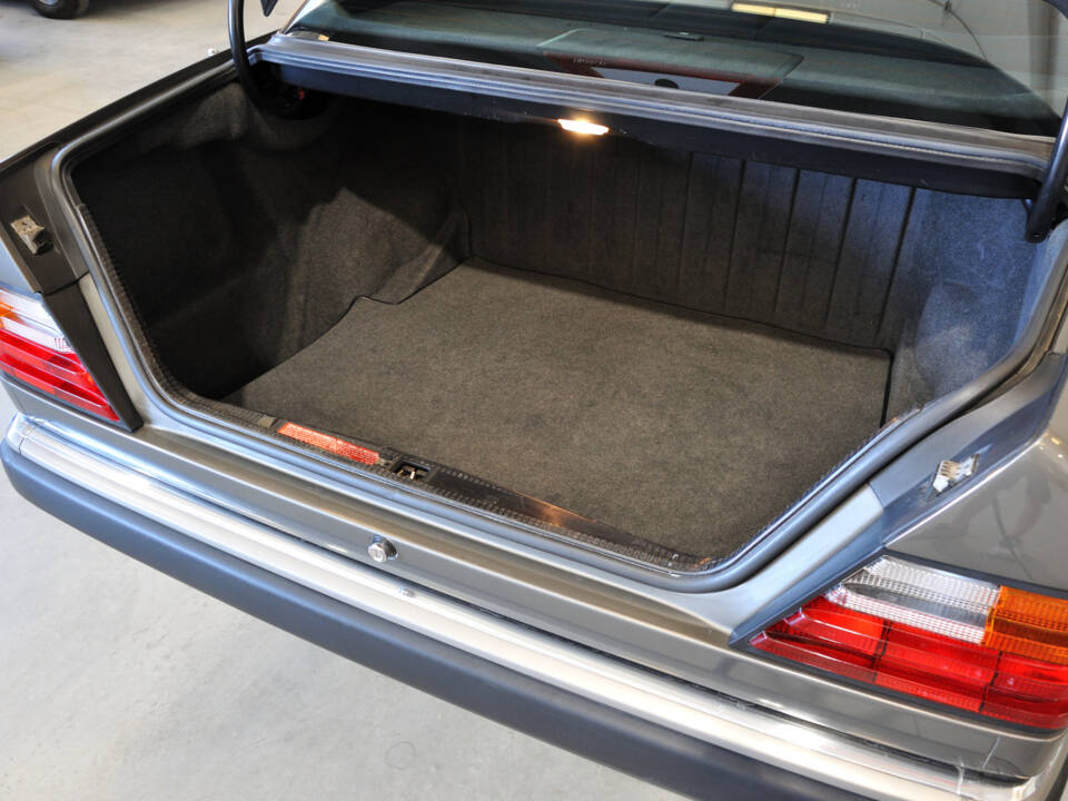 Image 16/25 of Mercedes-Benz 200 E (1992)