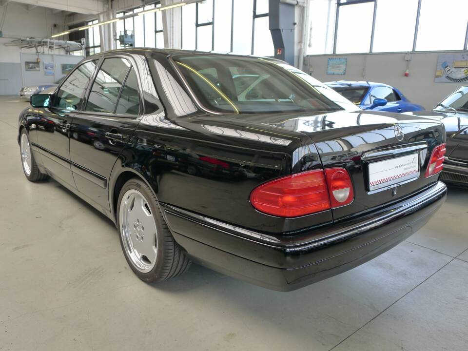 Image 28/33 of Mercedes-Benz E 230 (1995)