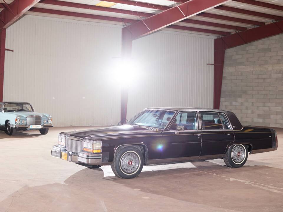 Image 14/58 of Cadillac Brougham Elegance (1988)
