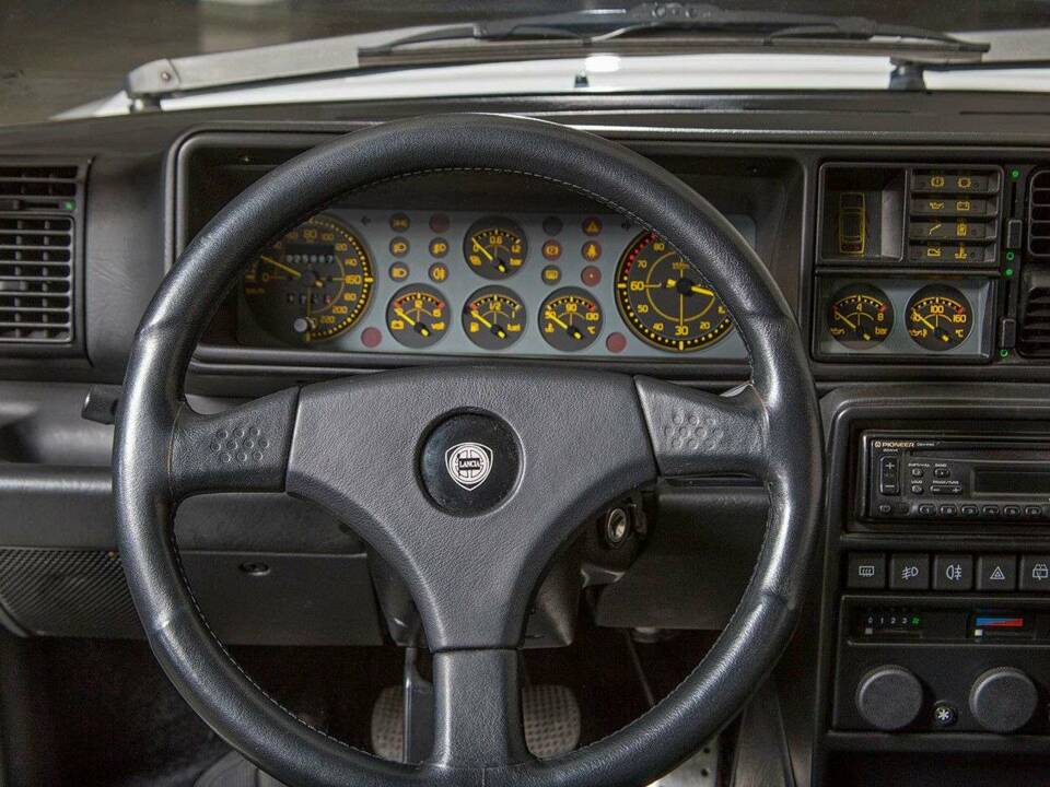 Image 16/20 de Lancia Delta HF Integrale Evoluzione I (1992)