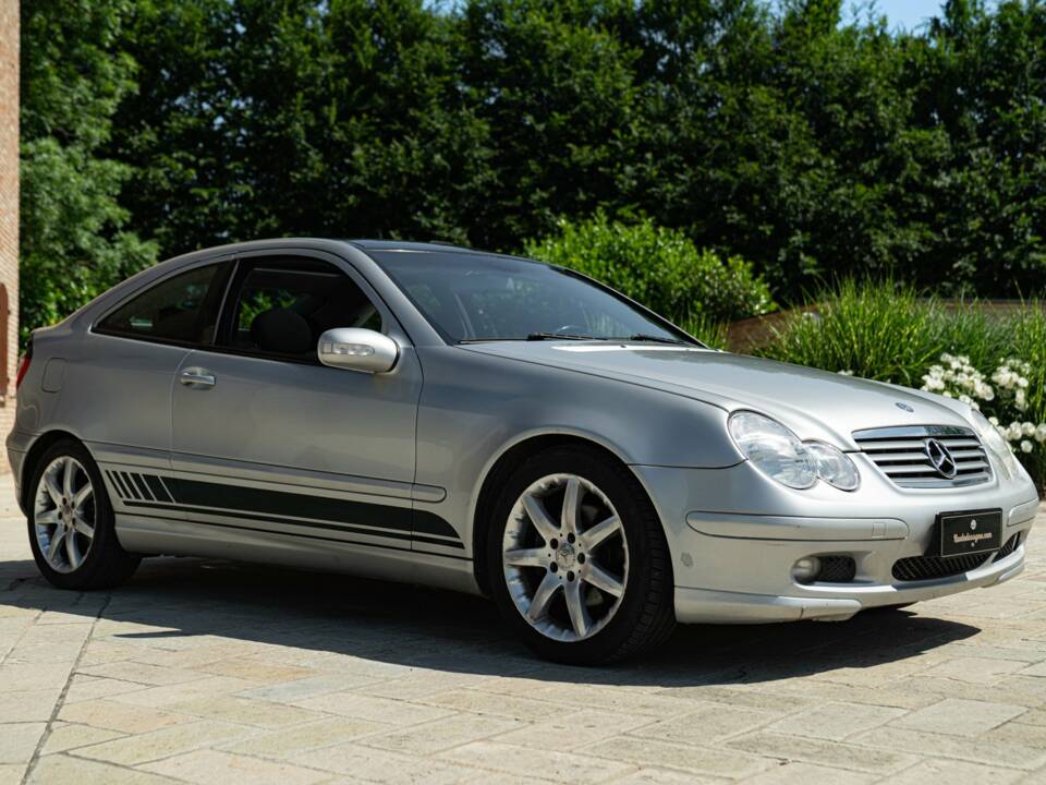 Image 2/50 of Mercedes-Benz C 320 Sportcoupé (2003)