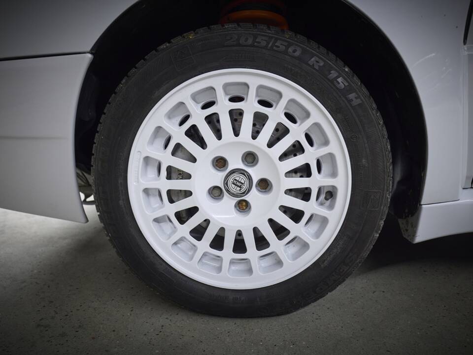Image 7/93 of Lancia Delta HF Integrale Evoluzione I (1992)