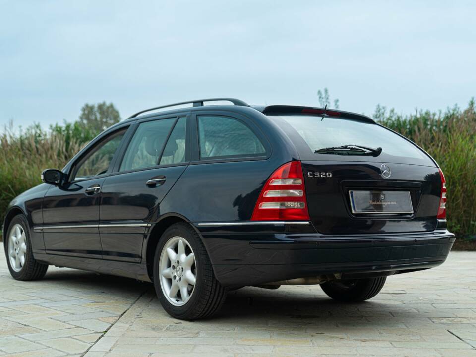 Image 14/50 of Mercedes-Benz C 320 T (2001)